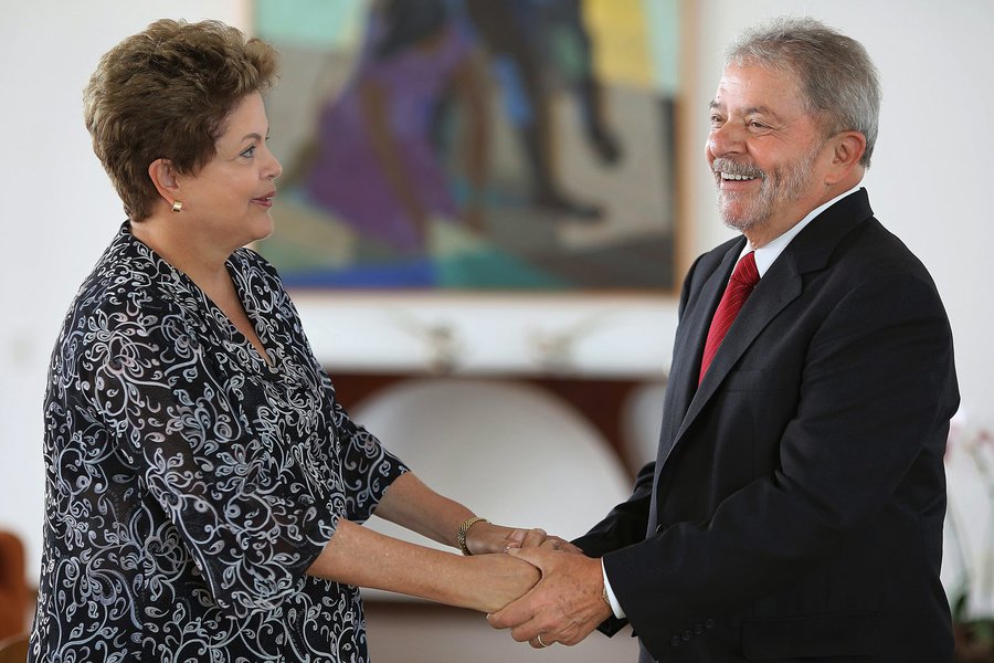 "Dilma e Lula não fizeram e não tentaram fazer obstrução à Justiça, nem sequer à Lava Jato. Obstruir, aplicada ao caso, seria obstar impedimentos, totais ou parciais, efêmeros ou definitivos, à efetivação de procedimentos judiciais. Mas ministros não desfrutam de imunidade", diz o colunista Janio de Freitas, sobre a investigação aberta contra a presidente Dilma Rousseff e o ex-presidente Lula por determinação do ministro Teori Zavascki; em sua coluna, ele também aponta que o interino Michel Temer "amarelou", ao fugir das vaias na Rio 2016