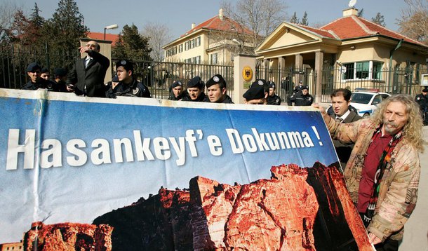 Autoridades da Turquia prenderam quatro pessoas em uma investigação sobre uma ameaça em potencial às missões diplomáticas do Reino Unido e da Alemanha, mas não encontrou laços com qualquer grupo terrorista; três dos suspeitos foram detidos em Ancara e um em Istambul