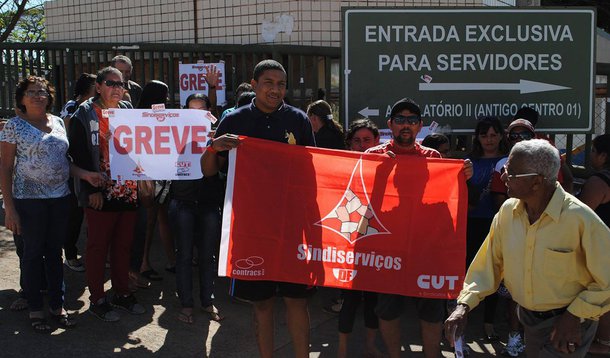 Funcionários que trabalham na limpeza de seis hospitais públicos do Distrito Federal cruzaram os braços em protesto contra o atraso no pagamento dos salários e dos tíquetes-alimentação; o grupo é responsável pela limpeza de recepção, banheiros, chão,UTIs, macas e ambulâncias em Brazlândia, Guará, Materno Infantil, Samambaia, e Taguatinga; eles também paralisaram o serviço em unidades de saúde de São Sebastião e Núcleo Bandeirante