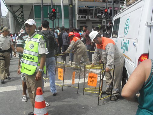 A explosão da tampa de uma caixa subterrânea da concessionária de energia Light, na Lapa, no Centro do Rio, deixou oito pessoas feridas; dois dos feridos permanecem internados no Centro de Tratamento de Queimaduras do Souza Aguiar; uma mulher ferida sofreu caso queimaduras em 50% do corpo; em nota, a concessionária Light lamentou o ocorrido e disse que está apurando as causas do acidente
