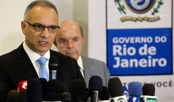O novo secretário de Segurança Pública do Rio, Roberto Sá, indicou o delegado Carlos Augusto Neto Leba como o novo chefe de Polícia Civil do Rio, em substituição a Fernando Veloso, que deixou o cargo juntamente com o secretário de Segurança, José Mariano Beltrame; Fernando Veloso assumiu a chefia de Polícia Civil em 31 de janeiro de 2014