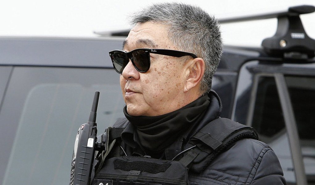 O policial federal Newton Ishii, conhecido como o Japonês da Federal, um dos agentes que fazia a escolta de presos na Operação Lava Jato, coloca nesta sexta-feira (10) tornozeleira eletrônica para cumprir a pena de quatro anos e dois meses por facilitar a entrada de contrabando no País; a pena será cumprida no regime semiaberto harmonizado, ou seja, o agente ficará em casa com algumas restrições judiciais; de acordo com a decisão, o agente não poderá sair de Curitiba e Região Metropolitana sem autorização da Justiça