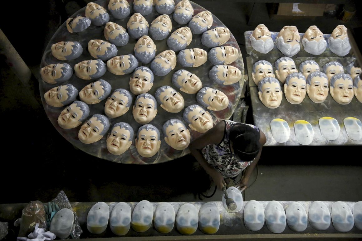 Campeã de vendas no carnaval do Rio de Janeiro, a máscara de Newton Ishii, conhecido como o Japonês da Federal, agora encalha no galpão da fábrica Condal, depois da divulgação de que ele foi preso por facilitar esquema de contrabando; "As pessoas acreditavam que ele fazia o bem, mas surge um caso de corrupção. É triste", disse o diretor comercial da empresa e um dos donos da Condal, Albert Paris; "Neste momento, as vendas não devem aumentar. Vamos ver como o mercado assimila esta notícia", completou