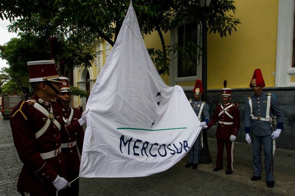 Nesta sexta, foi realizado um evento na Casa Amarela, sede do Ministério das Relações Exteriores do país, em Caracas, para içar a bandeira do Mercosul. De acordo com o governo, a cerimônia marca o início da Presidência do país no bloco, embora não haja, até o momento, uma decisão oficial dos demais países-membros a respeito do assunto; reportagem do Opera Mundi