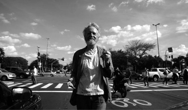 “Depois que se viu a morte é possível morrer de amor por alguém?” quais são os efeitos da frieza e da crueldade vividas pelas pessoas que fazem das ruas sua morada? A fome, o sofrimento e a depressão de quem não tem um lar para chamar de seu passam praticamente despercebidos no frenético dia a dia das metrópoles; é sobre isso o novo filme de Cristiano Burlan, Fome, que estreia nesta quinta-feira (4) nos cinemas, exatamente na semana em que o ator principal, o professor e ex-crítico de cinema Jean-Claude Bernardet, completa 80 anos