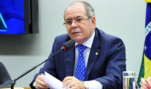 Deputado Hildo Rocha (PMDB-MA) deu mais detalhes da tentativa de chantagem contra um empresário feita por um deputado federal; esse parlamentar, segundo a acusação, teria procurado o empresário com pedido de propina para evitar sua convocação na comissão que investiga o Conselho de Administrativo de Recursos Fiscais (Carf); Rocha informou que o deputado teria pedido R$ 1 milhão; "O empresário disse que estavam achacando ele e, quando falou que um milhão era muito, o deputado disse que era para ele e outros deputados da CPI", disse; o peemedebista não divulgou o nome do empresário porque disse que este lhe pediu segredo; o parlamentar negou estar blindando o empresário