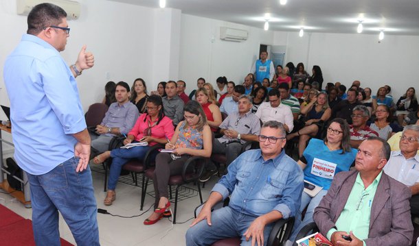 Compartilhar e fortalecer os trabalhos nas 19 Unidades Regionais de Saúde (URS’s) é a finalidade das reuniões mensais que acontecem entre técnicos da Secretaria de Estado de Saúde (SES) e gestores regionais; no segundo encontro, realizado na sala de reunião da Secretaria Adjunta da Política de Atenção Primária e Vigilância em Saúde, foram apresentadas propostas de trabalho nas áreas de Atenção Primária, Vigilância Sanitária, Epidemiologia e Controle de Doenças