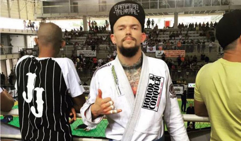 O lutador de jiu-jitsu, o neozelandês Jason Lee, que acusou policiais militares de sequestro e extorsão, na Baixada Fluminense, deixou o Brasil; ele sentiu-se ameaçado depois que, como disse, policiais apareceram de surpresa em sua casa; segundo o relato de Lee nas redes sociais, ele não deixou os policiais entrarem na casa e entrou em contato imediatamente com a Polícia Civil e com a Embaixada da Nova Zelândia