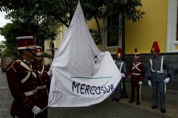 Nesta sexta, foi realizado um evento na Casa Amarela, sede do Ministério das Relações Exteriores do país, em Caracas, para içar a bandeira do Mercosul. De acordo com o governo, a cerimônia marca o início da Presidência do país no bloco, embora não haja, até o momento, uma decisão oficial dos demais países-membros a respeito do assunto; reportagem do Opera Mundi