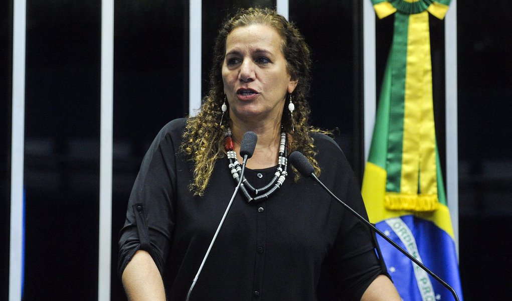 Sobre nota divulgada pelo colunista Lauro Jardim, do Globo, de que a deputada Jandira Feghali (PCdoB) teria sido beneficiada com doações captadas por Sérgio Machado, ela assegura que "as doações são públicas e registradas, os pedidos foram transparentes" e que "a própria matéria, diferente do que anuncia seu título, afirma que as doações foram oficiais"; Jandira anuncia ainda que irá à Justiça; "As insinuações contidas na nota veiculada pelo jornalista Lauro Jardim serão objeto de medidas judiciais cabíveis"