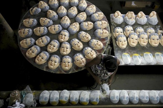 Campeã de vendas no carnaval do Rio de Janeiro, a máscara de Newton Ishii, conhecido como o Japonês da Federal, agora encalha no galpão da fábrica Condal, depois da divulgação de que ele foi preso por facilitar esquema de contrabando; "As pessoas acreditavam que ele fazia o bem, mas surge um caso de corrupção. É triste", disse o diretor comercial da empresa e um dos donos da Condal, Albert Paris; "Neste momento, as vendas não devem aumentar. Vamos ver como o mercado assimila esta notícia", completou