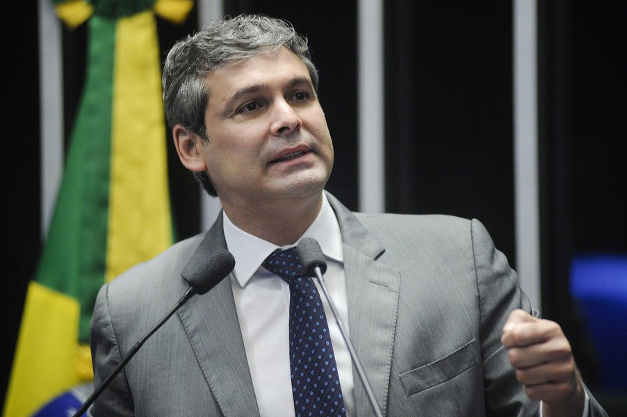 O senador Lindbergh Farias (PT-RJ) acirrou os ânimos na comissão de impeachment nesta tarde, sobretudo com os membros do colegiado que defendem o afastamento definitivo da presidente Dilma Rousseff; para o petista, "Dilma é vítima de uma quadrilha parlamentar liderada por Eduardo Cunha e pelo seu sócio Michel Temer"; assista ao vivo