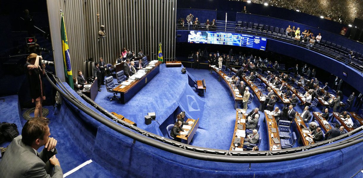 O plenário do Senado aprovou na noite desta quarta-feira 24 a Proposta de Emenda à Constituição (PEC) da Desvinculação das Receitas da União, Estados e Municípios (DRU); a DRU dá ao governo o direito de usar, livremente, 30% receitas obtidas com impostos e contribuições que, obrigatoriamente, deveriam ser alocados em determinadas áreas