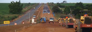 O presidente da República em exercício, Michel Temer (PMDB), disse que determinará ao Ministério dos Transportes para que acelere a conclusão da duplicação da BR-135, no Maranhão; a informação foi dada à bancada federal do PPS em uma reunião no Palácio do Planalto; trechos da rodovia têm sido alvo de assaltos e de acidentes fatais. No último domingo, uma batida grave tirou a vida de oito pessoas, no Km 36, depois que um caminhão se chocou contra um carro de passeio; o veículo maior estava na contramão