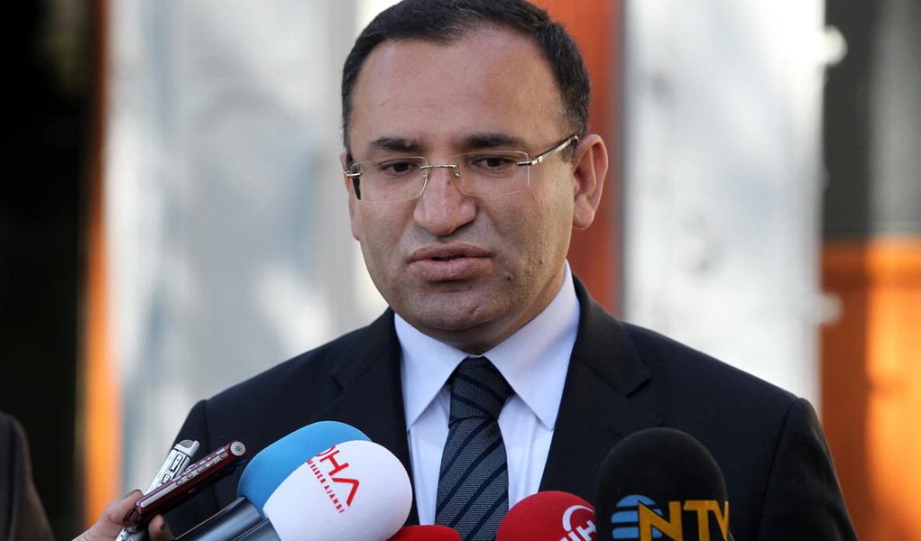 Turquia irá libertar cerca de 38 mil prisioneiros como resultado de uma reforma penal, num momento em que as prisões de dezenas de milhares de pessoas suspeitas de terem ligação com a tentativa de golpe de Estado do mês passado estão sobrecarregando cadeias já lotadas; segundo a reforma penal, condenados com até dois anos de pena para cumprir são candidatos a serem soltos sob condicional, ampliando o período em um ano; "libertação supervisionada" exclui condenados por terrorismo, assassinato e crimes violentos ou sexuais