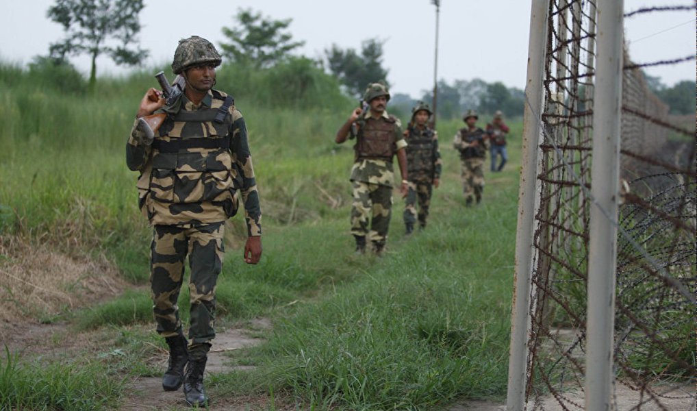 Pelo menos 11 pessoas morreram e outras 200 ficaram feridas nos confrontos entre manifestantes e policiais no estado de Jammu e Caxemira, disputado por Índia e Paquistão; manifestações começaram após Burhan Wani, um comandante do Hizbul Mujahideen, maior grupo islâmico da Caxemira, foi morto junto a outros três extremistas.