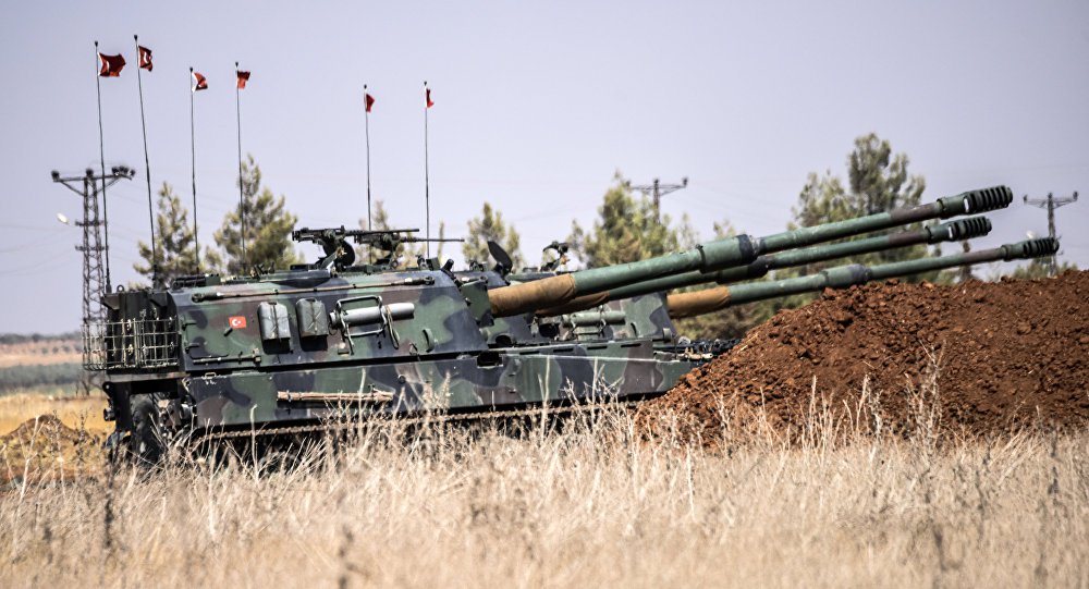 A Turquia lançou, no dia 24 de agosto, a operação Escudo do Eufrates, apoiada por aviões de combate dos Estados Unidos e seus aliados, para expulsar os terroristas da cidade de Jarablus, localizada no norte da Síria; governo sírio protestou contra a invasão por parte da Turquia, alegando violação da sua soberania