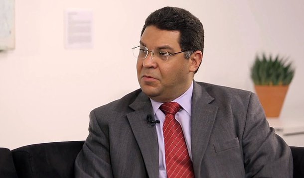 "Em nenhum outro lugar do mundo as pessoas se aposentam tão jovens quanto no Brasil, onde algumas pessoas se aposentam com regimes especiais muito novas", declarou o secretário de Acompanhamento Econômico do Ministério da Fazenda, Mansueto de Almeida Junior; ele defendeu nesta sexta-feira a uniformização das regras de aposentadoria