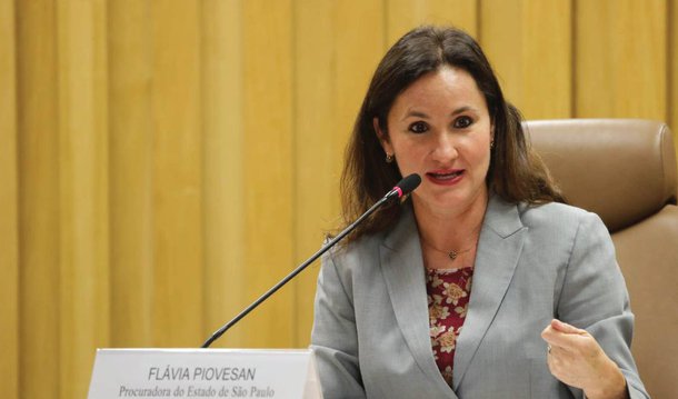 A secretária de Direitos Humanos, Flávia Piovesan, foi constrangida durante a primeira reunião do Conselho Nacional dos Direitos da Criança e do Adolescente; um conselheiro questionou o porquê de ela  integrar o governo interino