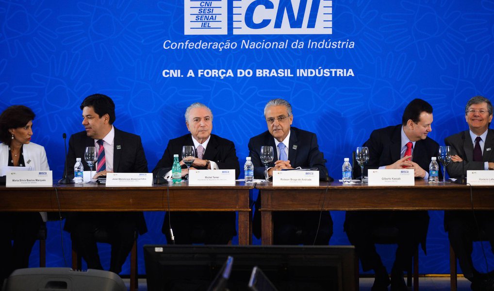 Presidente da Confederação Nacional da Indústria (CNI), Robson Braga de Andrade, disse nesta sexta-feira 8 que, para o governo melhorar a situação do déficit fiscal, serão necessárias "mudanças duras" tanto na Previdência Social quanto nas leis trabalhistas; ele sugeriu que o Brasil adote iniciativas similares às do governo francês, que autorizou uma carga horária de até 80 horas semanais e de 12 horas diárias para os trabalhadores; ele reiterou a posição da CNI contrária ao aumento de impostos