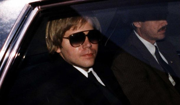 Um juiz federal dos Estados Unidos determinou nesta quarta-feira 27 que John Hinckley Jr, o homem que, em 1981, tentou assassinar o então presidente norte-americano Ronald Reagan, será libertado da prisão após 35 anos do crime; "Não é mais perigoso nem para si mesmo, nem para os outros", disse o magistrado em sua sentença sobre o homem que hoje tem 61 anos