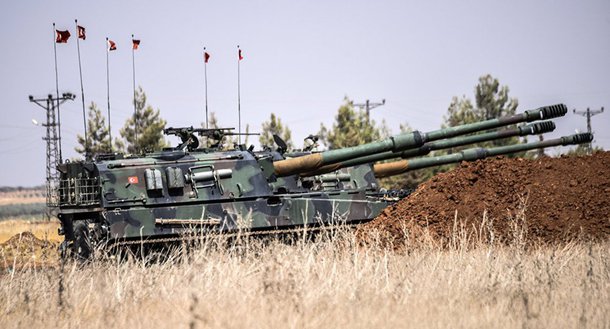 A Turquia lançou, no dia 24 de agosto, a operação Escudo do Eufrates, apoiada por aviões de combate dos Estados Unidos e seus aliados, para expulsar os terroristas da cidade de Jarablus, localizada no norte da Síria; governo sírio protestou contra a invasão por parte da Turquia, alegando violação da sua soberania