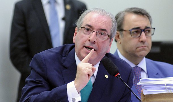 Para Eduardo Cunha, presidente afastado da Câmara, o objetivo da reportagem do jornal O Globo sobre os pedidos de prisão da PGR, que tem ele entre os alvos, no mesmo dia em que ele é julgado na Câmara, é o de "constranger os parlamentares que defendem a minha absolvição buscando influenciar no seu resultado"; Conselho de Ética adiou a votação do parecer que pede sua cassação