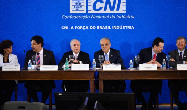 Presidente da Confederação Nacional da Indústria (CNI), Robson Braga de Andrade, disse nesta sexta-feira 8 que, para o governo melhorar a situação do déficit fiscal, serão necessárias "mudanças duras" tanto na Previdência Social quanto nas leis trabalhistas; ele sugeriu que o Brasil adote iniciativas similares às do governo francês, que autorizou uma carga horária de até 80 horas semanais e de 12 horas diárias para os trabalhadores; ele reiterou a posição da CNI contrária ao aumento de impostos