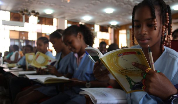 A integração entre as forças de segurança tem mostrado resultados positivos desde que foi institucionalizada pelo programa Viva Brasília — Nosso Pacto pela Vida, da Secretaria da Segurança Pública e da Paz Social; a ideia agora é levar o sucesso da metodologia para escolas públicas do Distrito Federal que tenham histórico de violência; para isso, foram mapeados 22 colégios que concentram 22% das ocorrências em ambiente escolar; “O foco será o perímetro escolar, que nos permite trabalhar com os jovens matriculados nas escolas vulneráveis e os que evadiram mas continuam frequentando aqueles lugares por algum motivo”, resume a coordenadora do Viva Brasília — Nosso Pacto pela Vida, Laiza Stagna
