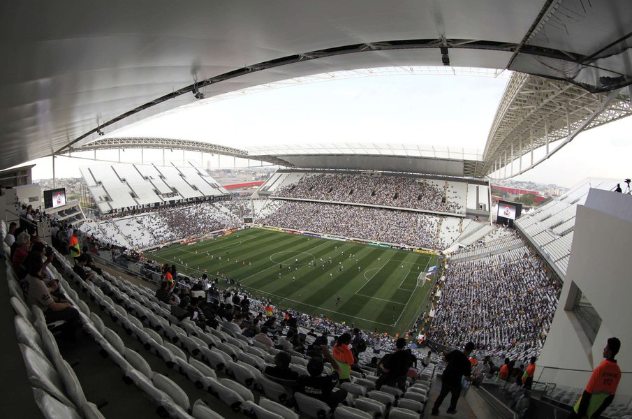 Jornalista Paulo Nogueira, do Diario do Centro do Mundo, afirma que "as propriedades atribuídas a Lula uma hora avançariam mesmo para além dos pedalinhos, dada a selvageria inescrupulosa com que a mídia o persegue"; "Mas o Itaquerão? Aí já estamos no terreno do delírio, e não jornalístico"; "O 'furo' — aspas — veio da Folha"; diz; segundo o blogueiro, "você vai ler o texto e logo descobre algo bem menos bombástico. Odebrecht disse que teria sido uma espécie de presente, numa suposta retribuição ao bom relacionamento que Lula tivera com a construtora em seus anos de governo"; "São coisas inteiramente diferentes: presente é presente. Você recebe de graça"; afirma; "É o mais puro jornalismo de guerra"