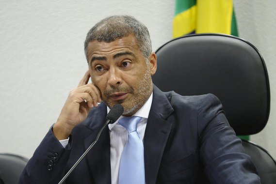 O Ministério Público do Distrito Federal e Territórios solicitou ao Supremo a continuidade das investigações sobre suposto crime ambiental praticado em casa alugada pelo senador Romário (PSB-RJ); de acordo com as investigações, foi feita uma reforma em campo de futebol e outro de futevôlei, além da construção de um píer na casa, localizada à beira do Lago Paranoá, em Brasília; a assessoria do senador diz que ele fez "apenas adequações depois que alugou o imóvel"
