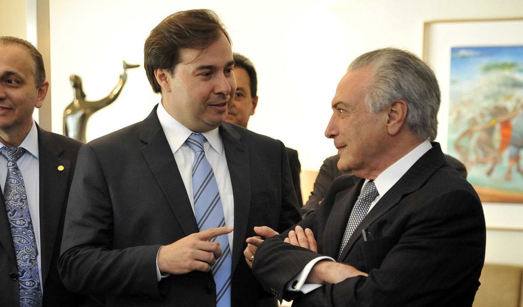 Momentos após assumir de forma efetiva o cargo de presidente do Brasil, Michel Temer repassará, em caráter interino, o comando do país ao presidente da Câmara dos Deputados, Rodrigo Maia (PMDB-RJ); de acordo com o Planalto, a cerimônia será rápida, protocolar e fechada à imprensa, na Base Aérea de Brasília, pouco antes de Temer embarcar para China, onde participará da reunião da Cúpula de Líderes do G-20, nos dias 4 e 5 de setembro