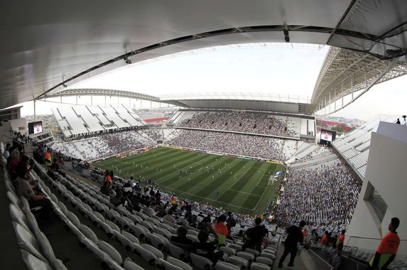 Jornalista Paulo Nogueira, do Diario do Centro do Mundo, afirma que "as propriedades atribuídas a Lula uma hora avançariam mesmo para além dos pedalinhos, dada a selvageria inescrupulosa com que a mídia o persegue"; "Mas o Itaquerão? Aí já estamos no terreno do delírio, e não jornalístico"; "O 'furo' — aspas — veio da Folha"; diz; segundo o blogueiro, "você vai ler o texto e logo descobre algo bem menos bombástico. Odebrecht disse que teria sido uma espécie de presente, numa suposta retribuição ao bom relacionamento que Lula tivera com a construtora em seus anos de governo"; "São coisas inteiramente diferentes: presente é presente. Você recebe de graça"; afirma; "É o mais puro jornalismo de guerra"