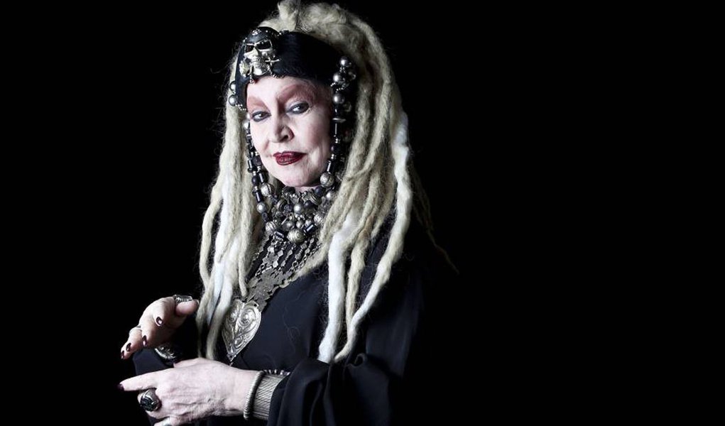 Atriz Elke Maravilha faleceu na madrugada desta terça-feira (16) na Zona Sul do Rio de Janeiro; ela estava internada desde o dia 20 de julho na Casa de Saúde Pinheiro Machado, em Laranjeiras, onde havia sido internada para operar uma úlcera; local do velório e do sepultamento ainda não foram informados