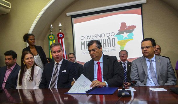 Para combater os efeitos da crise econômica nacional, o governador do Maranhão, Flávio Dino assinou decretos que instituem os programas ‘Minha Casa, Meu Maranhão’, ‘Mutirão Rua Digna’ e ‘Mais Empregos’; este último regulamenta um benefício de R$ 500 para as empresas por para cada emprego formal gerado e um crédito de R$ 5 mil que vai ser também disponibilizado para pessoas que tenham três anos de residência, no mínimo, e unidade familiar com pelo menos duas pessoas morando