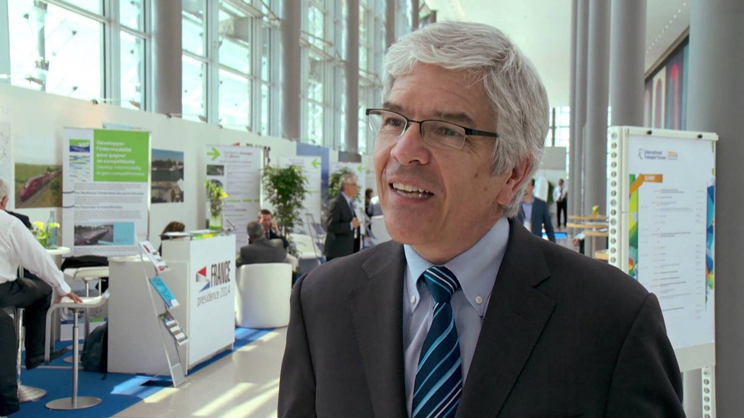 O Banco Mundial deverá nomear o professor de economia da Universidade de Nova York Paul Romer como novo economista-chefe, disseram duas pessoas com conhecimento da decisão, em um movimento que levaria à entidade um grande defensor de investimentos em capital humano; Romer reverá substituir Kaushik Basu, de 64 anos, que se aposentará ao fim do mandato em 31 de julho