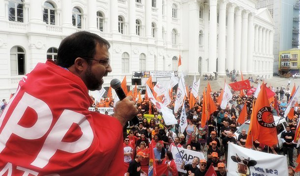 O presidente da APP-Sindicato, Hermes Leão, fez um primeiro balaço sobre a greve iniciada na educação básica do Paraná; cerca de 50% das escolas estão paralisadas na manhã de hoje, mas, conforme a entidade, a tendência é que o movimento se amplie no decorrer da semana; de acordo com o dirigente, “não é uma greve de aumento salarial, de ganho. É contra a retirada de direitos”