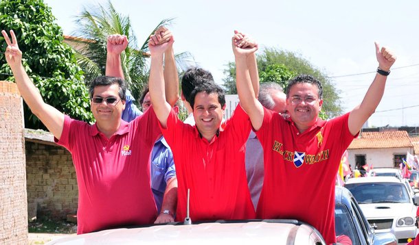 Em uma disputa acirrada pela Prefeitura de São Luís, o governador do Maranhão, Flávio Dino (PCdoB), decidiu apoiar publicamente, na sexta-­feira (21), o candidato à reeleição Edivaldo Holanda Junior (PDT); Dino gravará uma mensagem para ser exibida na propaganda eleitoral do candidato; durante toda a campanha, o chefe do executivo estadual evitou vincular sua imagem à de Edivaldo e não subiu no palanque do candidato, que disputa o segundo turno contra o deputado estadual Eduardo Braide (PMN), que foi líder do bloco de apoio ao governo na Assembleia Legislativa