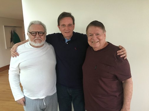 O empresário José Bonifácio de Oliveira Sobrinho, o Boni, fez nesta quarta-feira um almoço para o candidato do PRB à prefeitura do Rio, Marcelo Crivella. Conhecido com 'rei da boite' carioca, o empresário Ricardo Amaral também participou; a conversa durou a tarde inteira e teve como pauta 'sugestões para a campanha eleitoral e projetos para estimular o turismo, a gastronomia e a indústria cultural do Rio'