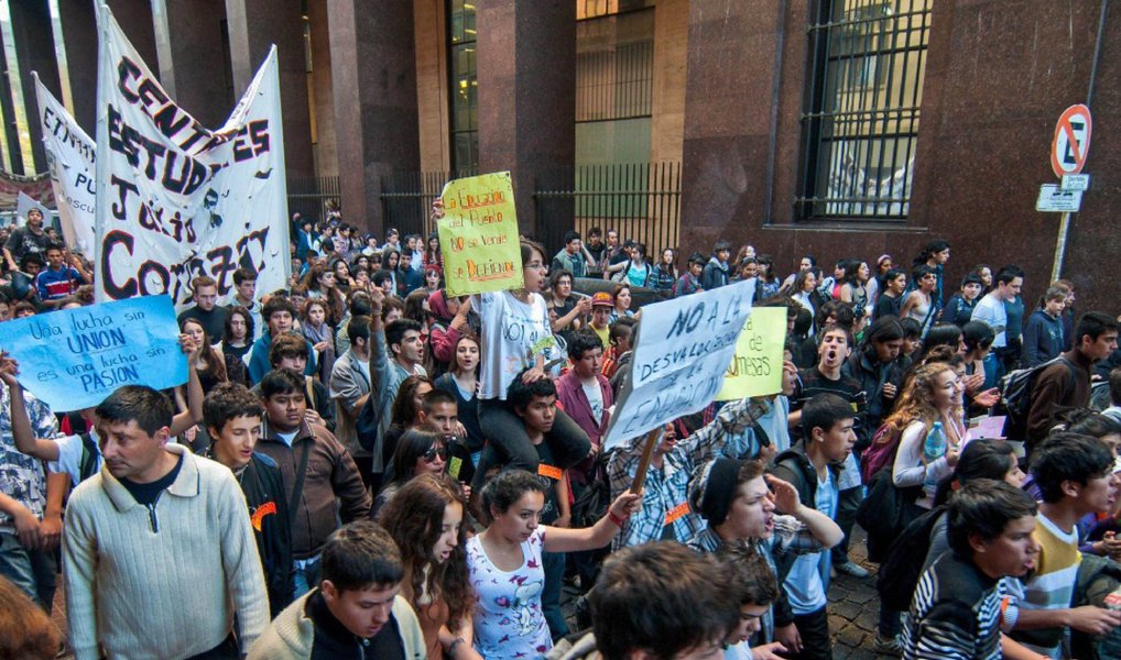 O trânsito desta terça (19) em Buenos Aires ficou travado por causa das "panelas populares", um modelo de manifestação em que os argentinos armam uma fogueira no meio da rua e cozinham mate na panela; foram cem protestos realizados durante o dia em diversos pontos e diferentes horários, das 7h às 20h, sempre bloqueando ao menos uma parte de uma via da cidade; os manifestantes criticavam a política econômica do presidente Mauricio Macri, que desencadeou uma inflação de 29% nos seis primeiros meses deste ano na capital; de janeiro a junho, 3.241 protestos bloquearam ruas no país, uma média de 18 por dia