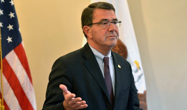 Secretário de Defesa dos Estados Unidos, Ash Carter, anunciou o fim da proibição de transexuais nas Forças Armadas; "Nosso dever é defender o país. Não podemos impedir o recrutamento de pessoas que podem realizar tal missão", afirmou carter; Forças Armadas terão até 45 dias para se adaptar ás novas normas; Homossexuais declarados já eram permitidos no Exército desde 2011, quando uma decisão revogou a política do chamado "não pergunte, não responda", mas os transexuais continuaram sujeitos à dispensa