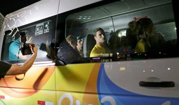Depois dos nadadores americanos, um grupo de atletas australianos também parou na delegacia para prestar esclarecimentos depois de alterarem as credenciais para assistir a partida de basquete masculino entre a Austrália e Sérvia, na Arena 1 no Parque Olímpico; um porta-voz do Comitê Olímpico Australiano citado pela imprensa local confirmou a detenção e disse que um advogado estava no local e acompanhava o caso