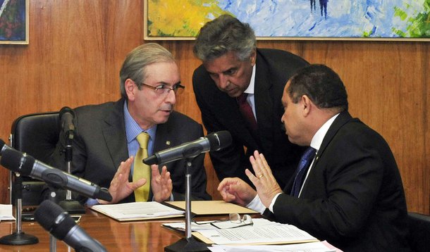 Presidente interino da Câmara, Waldir Maranhão decidiu demitir a chefe de gabinete de Eduardo Cunha e avisou que, assim como Temer fez quando assumiu interinamente o lugar de Dilma Rousseff, quer renovar a equipe toda, segundo a colunista Natuza Nery; a interlocutores ele disse que pretende imprimir sua agenda sem se importar se a interinidade vai durar cinco dias ou dois meses