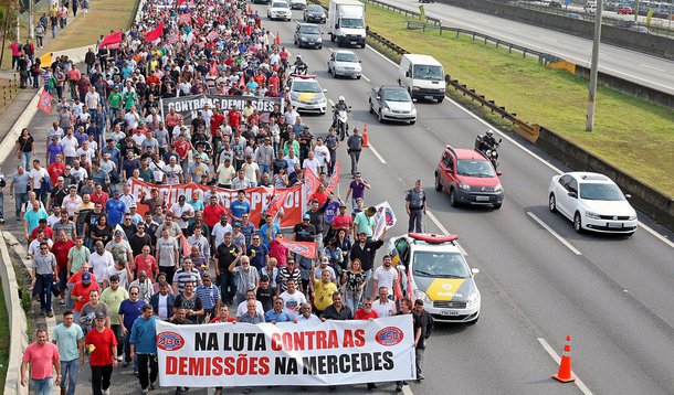 Trabalhadores da montadora em São Bernardo do Campo (SP) decidiram manter a mobilização contra cerca de 2 mil demissões, em meio à queda de 32% nas vendas de veículos comerciais no país no acumulado de janeiro a julho; fábrica da Mercedes-Benz no ABC está parada desde o início da semana, depois que a companhia deu licença remunerada aos trabalhadores em meio ao plano de demissões