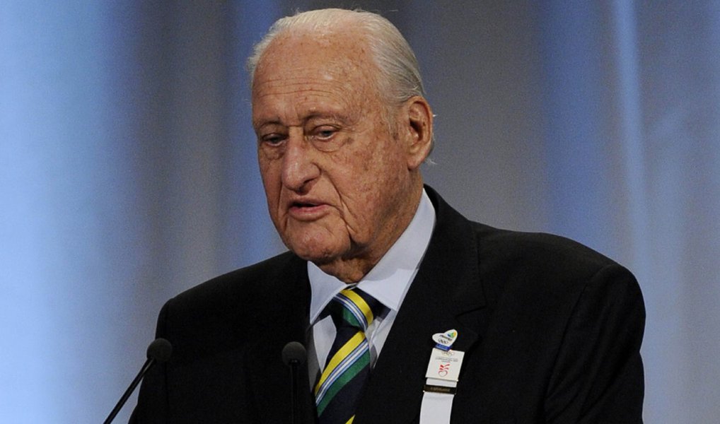 O ex-presidente da Federação Internacional de Futebol (Fifa), João Havelange, que completou 100 anos em maio, recebeu alta do Hospital Samaritano, em Botafogo, onde estava internado há três dias com quadro de pneumonia; em novembro, Havelange foi internado com problemas pulmonares