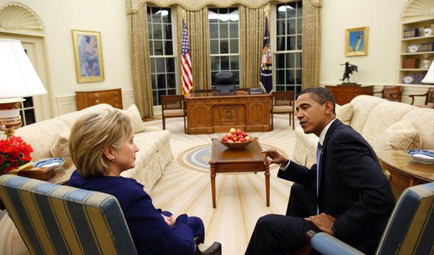 Presidente dos Estados Unidos declarou nesta quinta-feira, 9, apoio à colega democrata Hillary Clinton para presidente, dias depois de Hillary alcançar o número necessário de delegados para garantir a nomeação do partido para concorrer à Casa Branca; "Eu não acho que alguma vez houve alguém tão qualificado para ocupar este cargo", disse Obama em um vídeo divulgado pela campanha de Hillary; "Estou com ela, e mal posso esperar para chegar lá e fazer campanha com Hillary"