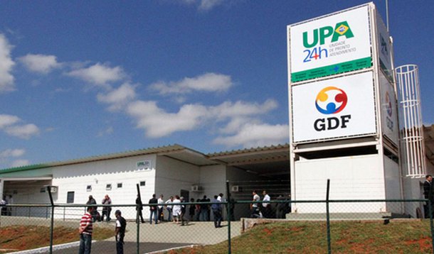 O governo do Distrito Federal informou que trabalha com a meta de dobrar a cobertura de estratégia de saúde da família até 2018, de 30,7% para 62%, e, para alcançar o objetivo, fará  valer de parcerias com organizações sociais que tenham experiência no ramo; elas serão selecionadas por meio de chamamento público; a Secretaria de Saúde estima que 65% dos pacientes que buscam as emergências do DF poderiam ter os problemas resolvidos nos centros de saúde ou nas UPAs