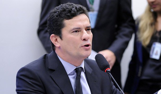 Ao participar de comissão especial criada para analisar o projeto de lei sobre dez medidas de combate à corrupção, na Câmara dos Deputados, o juiz federal Sergio Moro, da Lava Jato, assegurou que não pretende concorrer a mandato eletivo; "Nenhuma chance. Sou juiz profissional. Minha carreira é na magistratura e não pretendo sair [candidato]", afirmou, ao responder a uma pergunta do deputado Vanderlei Macris (PSDB-SP); o juiz declarou ainda estar "cansado" com os trabalhos da investigação de corrupção na Petrobras; segundo ele, a declaração de que pretendia acabar seu trabalho na Lava Jato até o fim do ano é mais um desejo do que uma previsão; "Foi mais um comentário que eu fiz e um desejo de acabar com esse processo. Estou cansado"