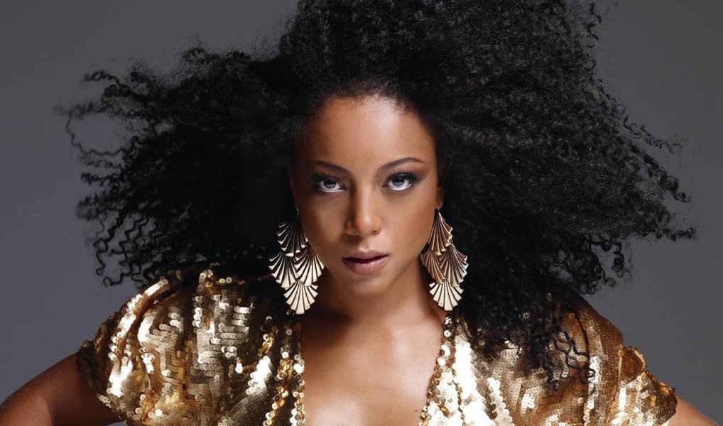 Cantora e atriz Negra Li teve sua página na internet invadida por hackers nessa segunda-feira, 4. Criminosos substituíram o conteúdo do site pela foto de um macaco e por várias mensagens racistas; pelo Facebook, a rapper lamentou o incidente; "Tenho muito orgulho da minha trajetória e de tudo que sou e represento, por isso não me abalo e não deixo que situações como essa tirem a minha paz. (...) Peço a Deus que um dia essas pessoas possam enxergar o mal que fazem a si próprios e ao mundo e sejam capazes de mudar suas atitudes."