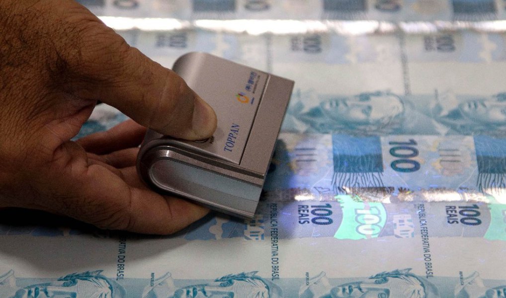 Governo Central (Tesouro Nacional, Previdência Social e Banco Central) registrou o maior déficit primário da história para meses de maio; no mês passado, o resultado ficou negativo em R$ 15,494 bilhões, déficit 91,9% maior que o registrado em maio de 2015 (R$ 8,074 bilhões); no acumulado de 2016, déficit nas contas públicas já chega a R$ 23,770 bilhões ; de janeiro a maio de 2015, a conta estava positiva em R$ 6,488 bilhões; queda da arrecadação provocada pelo agravamento da crise econômica continua a ser a principal causa do aumento do déficit primário